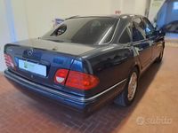 Usata Mercedes E200 Avantgarde 136 CV (100 kW) 1996 Blu Berlina