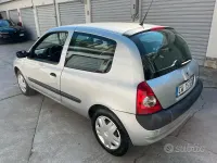 Usata Renault Clio II Luxe 75 CV (55 kW) 2005 Grigio Berlina