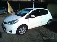 Usata Toyota Yaris Lounge 69 CV (50 kW) 2012 Bianco Berlina