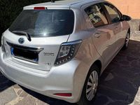 Usata Toyota Yaris Hybrid Lounge+ 75 CV (55 kW) 2014 Argento Berlina