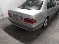 Usata Mercedes E270 Elegance 136 CV (100 kW) 2000 Grigio Berlina
