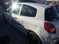 Usata Renault Clio II 105 CV (77 kW) 2006 Bianco Utilitaria