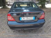 Usata Mercedes C220 150 CV (110 kW) 2005 Bluazzurro Berlina