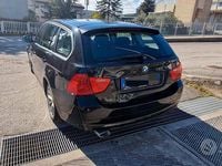 Begagnad BMW 318 143 HK (105 kW) 2010 Svart Kombi