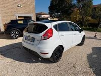 Usata Ford Fiesta 101 CV (74 kW) 2015 Bianco Berlina