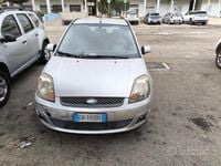 Usata Ford Fiesta 68 CV (50 kW) 2003 Grigio Utilitaria