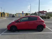 Usata Toyota Yaris Cool 99 CV (72 kW) 2016 Rosso Berlina