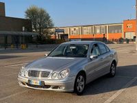 Usata Mercedes E220 150 CV (110 kW) 2004 Grigio Berlina
