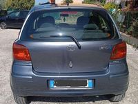 Usata Toyota Yaris Sol 68 CV (50 kW) 2004 Grigio Berlina