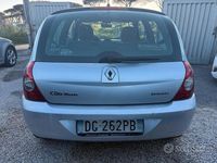 Usata Renault Clio II Dynamique 75 CV (55 kW) 2007 Grigio Berlina