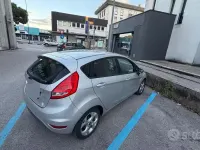 Usado Ford Fiesta 82 HP (60 kW) 2011 Cinzento Sedan