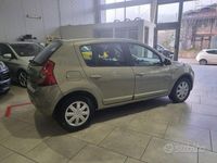 Usata Dacia Sandero Lauréate 86 CV (63 kW) 2009 Oro metallizzato Utilitaria