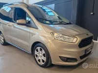 Usata Ford Tourneo Courier Titanium 100 CV (73 kW) 2015 Grigio Monovolume