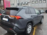 Usata Toyota RAV4 178 CV (130 kW) 2019 Grigio Station wagon
