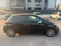 Usata Peugeot 208 82 CV (60 kW) 2019 Nero Utilitaria