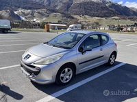 Usado Peugeot 207 88 CV (64 kW) 2006 Gris Berlina