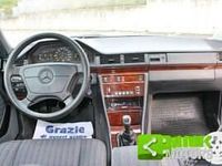 Usata Mercedes E200 Elegance 136 CV (100 kW) 1994 Argento pastello Berlina