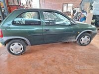 Usata Opel Corsa 45 CV (33 kW) 2001 Verde Utilitaria