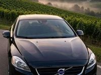 Usata Volvo V40 Momentum 120 CV (88 kW) 2016 Nero Berlina