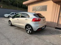 Usata Kia Rio Active 90 CV (66 kW) 2013 Grigio Berlina