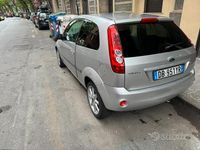 Usata Ford Fiesta 75 CV (55 kW) 2006 Grigio Utilitaria