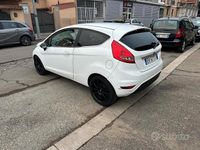 Usata Ford Fiesta Titanium 70 CV (51 kW) 2011 Bianco Utilitaria
