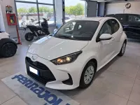 Nuova Toyota Yaris Hybrid Active 92 CV (67 kW) 2026 Super white / black Berlina