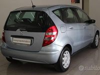 Usata Mercedes A180 109 CV (80 kW) 2008 Grigio chiaro Utilitaria