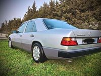 Usata Mercedes E200 136 CV (100 kW) 1993 Argento Berlina
