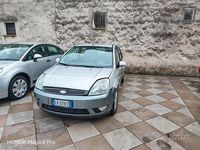 Usata Ford Fiesta Ghia 74 CV (54 kW) 2005 Grigio Berlina