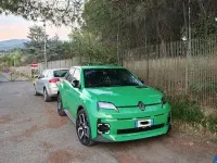 Usata Renault 5 E-Tech Urban 77 kW (106 CV) 2025 Verde Berlina