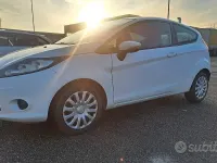 Usata Ford Fiesta 68 CV (50 kW) 2010 Bianco Berlina