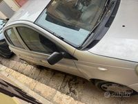 Usata Toyota Yaris 75 CV (55 kW) 2003 Grigio Berlina