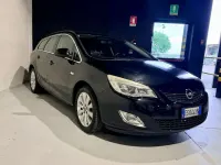 Usata Opel Astra Cosmo 140 CV (102 kW) 2013 Nero Station wagon