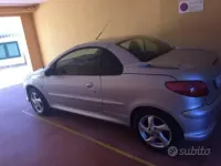 Usata Peugeot 206 CC 109 CV (80 kW) 2004 Grigio Cabrio
