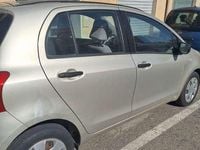 Usata Toyota Yaris 90 CV (66 kW) 2010 Argento Utilitaria