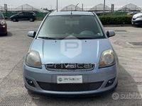 Usata Ford Fiesta Ghia 75 CV (55 kW) 2006 Blu Utilitaria