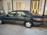 Usata Mercedes E200 122 CV (89 kW) 1991 Nero Berlina