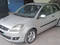 Usata Ford Fiesta 75 CV (55 kW) 2006 Grigio Utilitaria