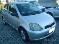 Begagnad Toyota Yaris Sol 68 HK (50 kW) 2000 Grå Sedan