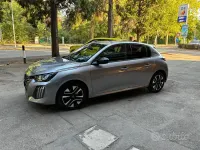 Usata Peugeot 208 Allure 101 CV (74 kW) 2025 Grigio Utilitaria
