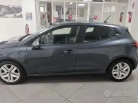 Käytetty Renault Clio V Techno 90 HP (66 kW) 2022 Harmaa Sedan
