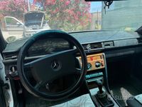 Usata Mercedes E250 90 CV (66 kW) 1988 Bianco Berlina