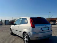 Usata Ford Fiesta Ghia 75 CV (55 kW) 2005 Grigio Utilitaria