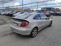 Usata Mercedes C220 Classic 142 CV (104 kW) 2003 Argento Coupé