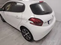 Usata Peugeot 208 Allure 75 CV (55 kW) 2015 Bianco Utilitaria
