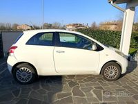 Usata Toyota Yaris 65 CV (47 kW) 2010 Bianco Berlina