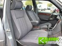Usata Mercedes E200 Elegance 136 CV (100 kW) 1994 Argento pastello Berlina