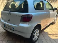 Usata Toyota Yaris Sol 68 CV (50 kW) 2000 Grigio Berlina