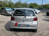 Usata Toyota Yaris Sol 68 CV (50 kW) 2000 Grigio Berlina